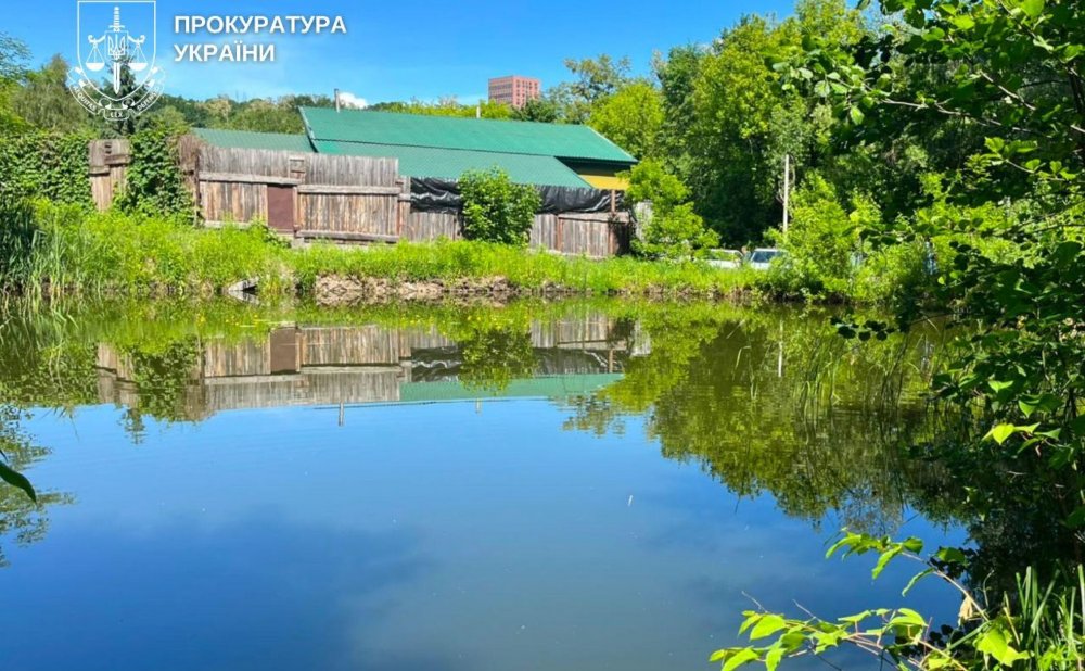 Киянин «відрізав» собі частину парку «Сирецький гай» з озером (ФОТО)
