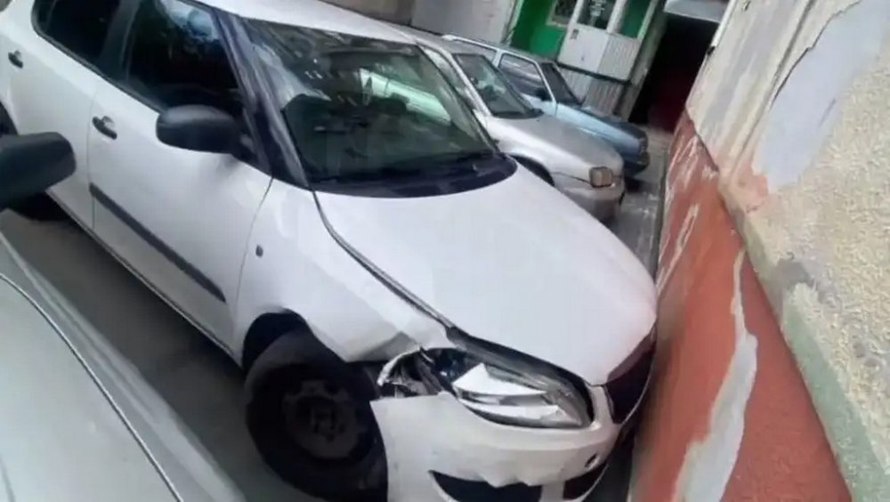 Курйоз у Рівному: водій збив паркан, утік, але заснув у під'їзді та був затриманий (ВІДЕО)