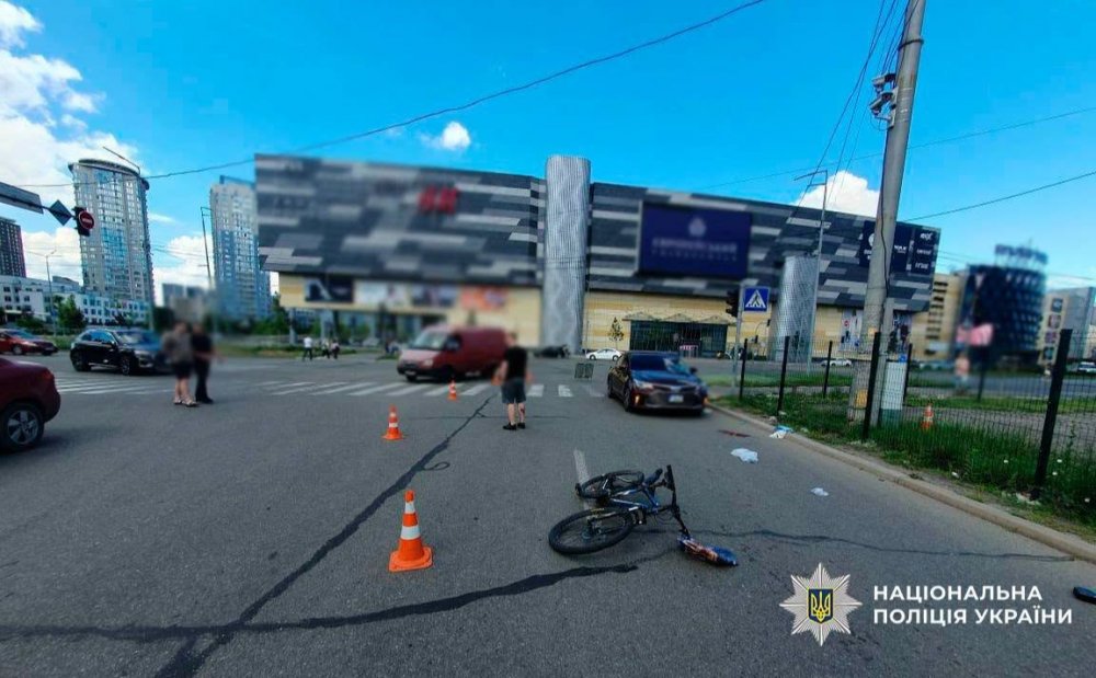 У Дарницькому районі Києва автомобіль збив велосипедиста: чоловік у важкому стані (ФОТО)