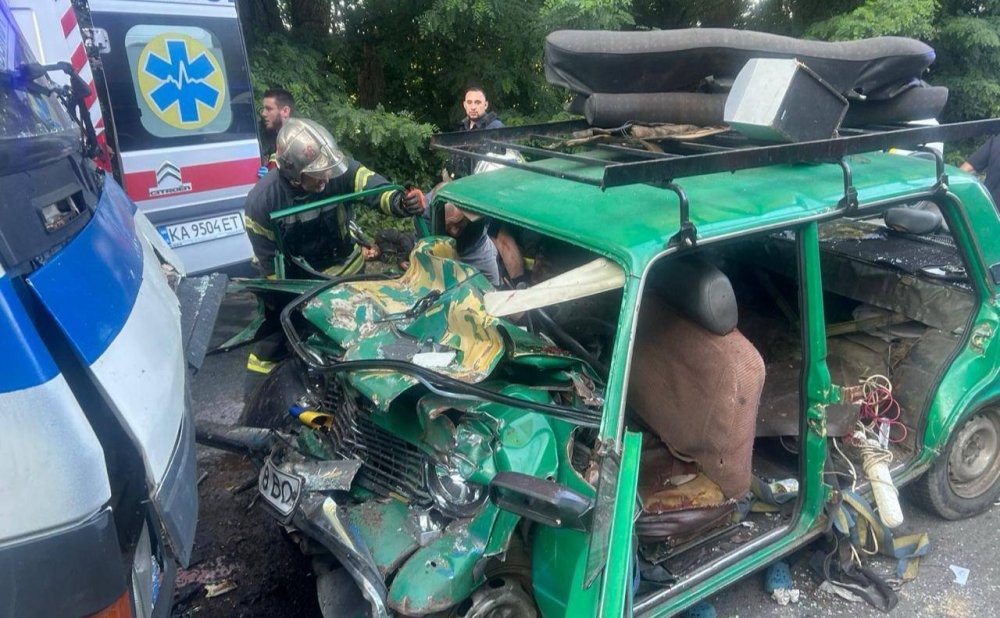 В Броварах шестеро дітей та двоє дорослих потрапили в ДТП: дворічна дівчинка загинула (ФОТО)
