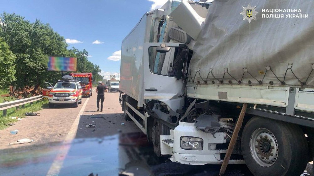 Лагодив фуру та загинув під її колесами: у Києві смертельна ДТП забрала життя двох водіїв