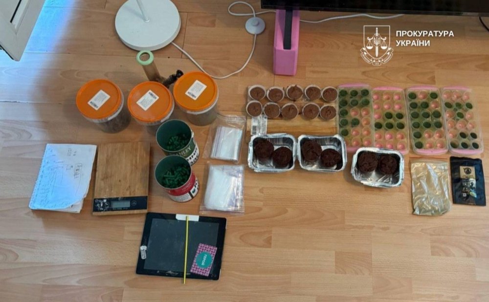 Наркотики у випічці, цукерках та дитячому харчуванні: в Києві затримали наркоторговця (ФОТО)