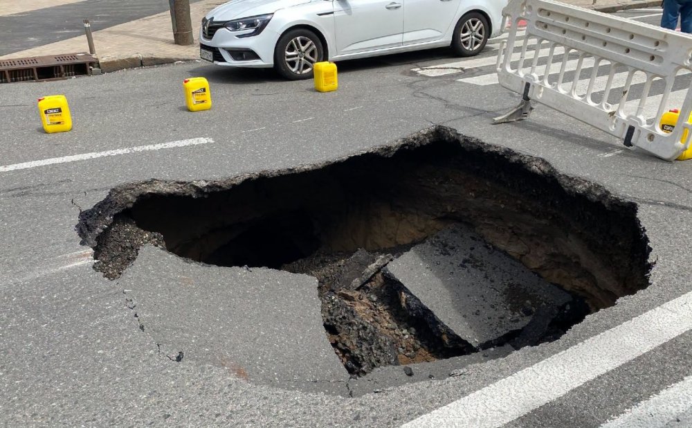 У Києві автівка провалилась під асфальт через прорив водопровідної магістралі (ФОТО)