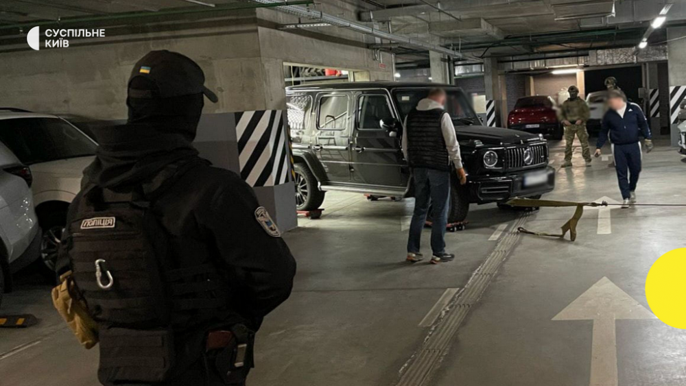 Тікав від поліції через весь Київ: подробиці затримання людини на Mercedes