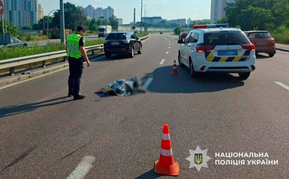 В Оболонському районі мотоцикл на смерть збив пішохода