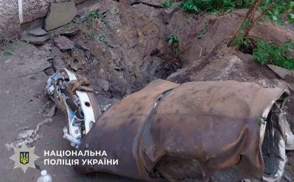 Прямо під вікнами багатоповерхівки: у Дарницькому районі мешканці виявили бойову частину ракети (ФОТО)