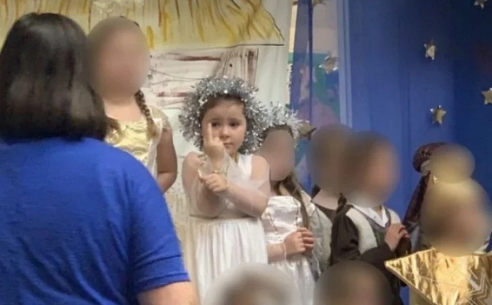 Мережі насмішила дівчинка, яка показала непристойний жест на дитячому святі (ФОТО)