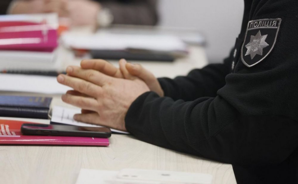 На Київщині шахраї прикинулися правоохоронцями та виманили у чоловіка понад мільйон гривень