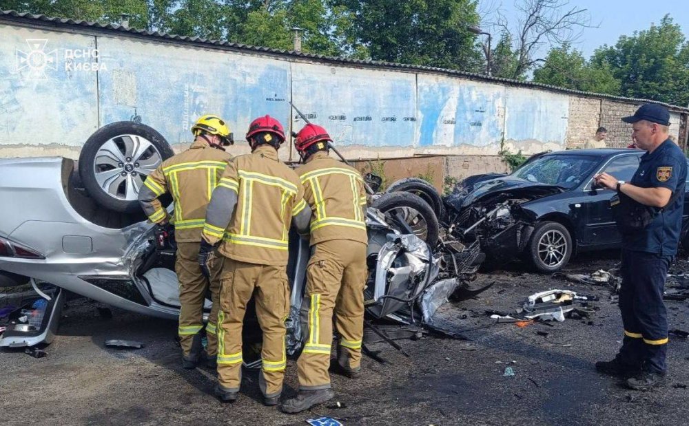 Смертельна ДТП в Києві на Виговського: автівку зім’яло наче консервну банку (ФОТО)