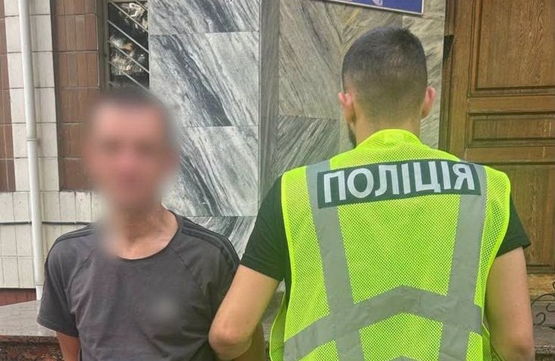 Погрожував гранатою, розпилив у обличчя газовий балон та зірвав з вуха золоту сережку: у Києві затримали розбійника