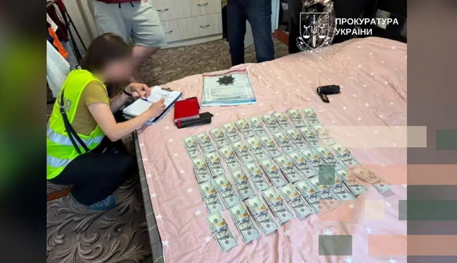Посадовцю військової частини на Київщині повідомили про підозру за хабар 9 000 доларів для уникнення мобілізації