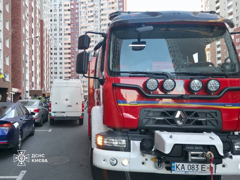 У Києві машини ДСНС не могли пробитись для гасіння пожежі через припарковані автівки (ФОТО)