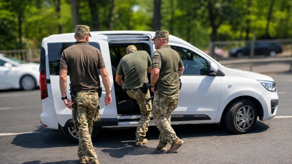 В Ірпені бус ТЦК наїхав на мопед (ВІДЕО)