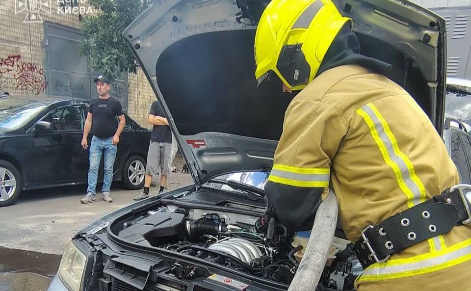 У Святошинському районі столиці спалахнула автівка «Audi» (ФОТО)