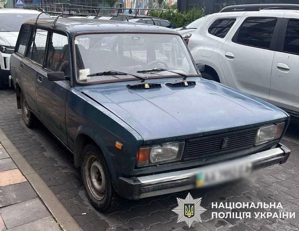 У Києві затримали зловмисника, що поцупив ВАЗ біля супермаркету (ФОТО)