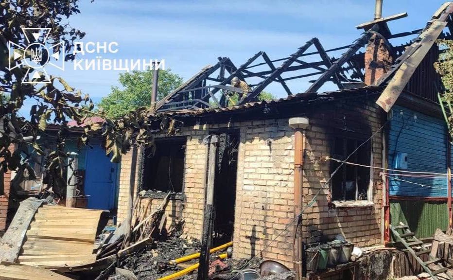 На Київщині під час пожежі в приватному будинку загинула людина (ФОТО)