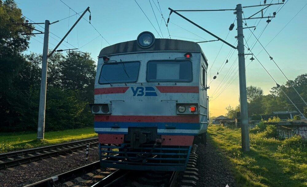 Перетинав колії у недозволеному місці: у Вишневому потяг на смерть збив чоловіка