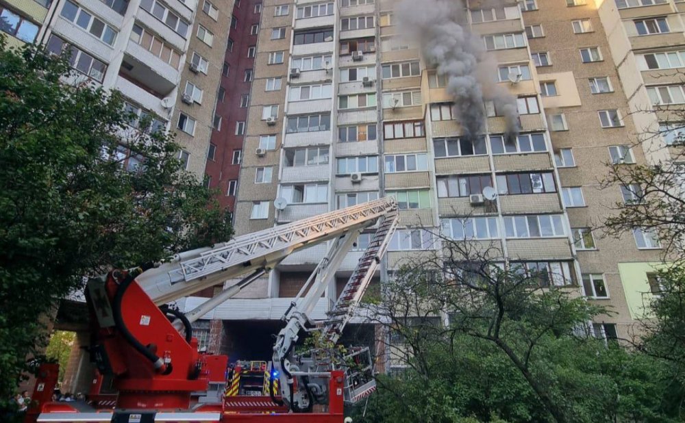 У Києві жінка випала з балкону палаючої квартири на шостому поверсі (ФОТО)