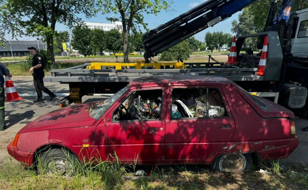 З Оболонського району Києва вивезли вже більше двох сотень покинутих машин (ФОТО)