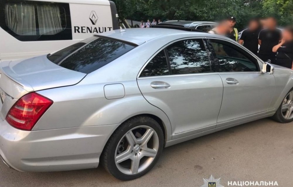 На Київщині маленький хлопчик раптово вибіг на дорогу та потрапив під Mercedes