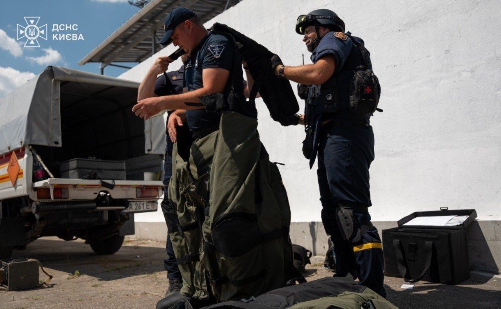 У Києві сапери ДСНС знешкодили касетні бойові елементи ракети Х-69 (ВІДЕО)
