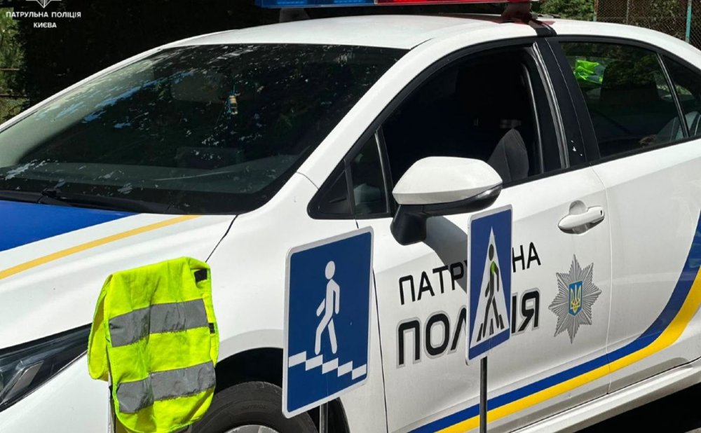 Побачили поліцію і кинулися навтьоки: у Києві патрульні затримали підозрілих чоловіка та жінку