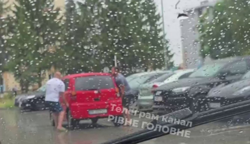 Курйоз у Рівному: чоловіки руками переставили чуже авто, яке заблокувало проїзд (ВІДЕО)