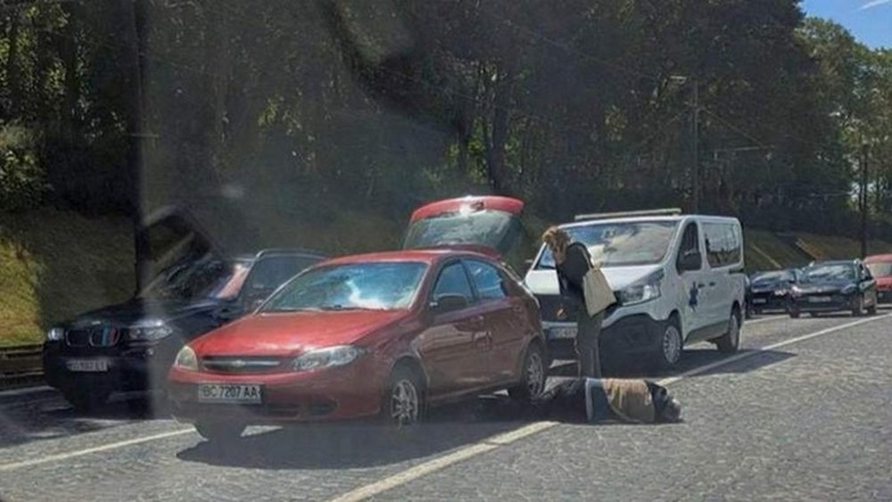 У Львові водій помер за кермом автомобіля: очевидці намагалися врятувати чоловіка