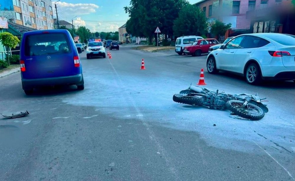 На Київщині автівка збила юного байкера