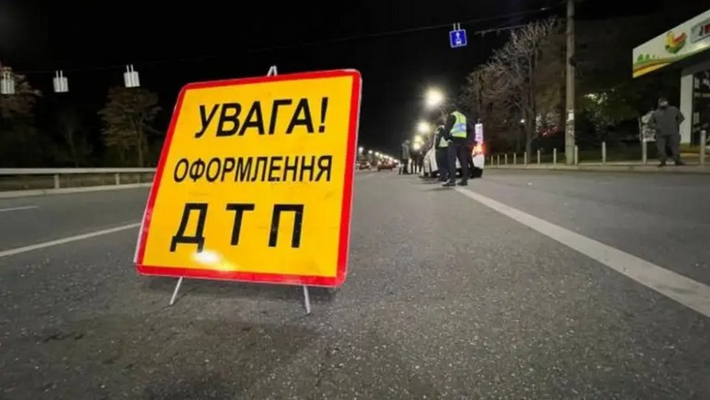 У Львові сталася нічна ДТП за участю поліцейського авто та мотоцикла (ВІДЕО)