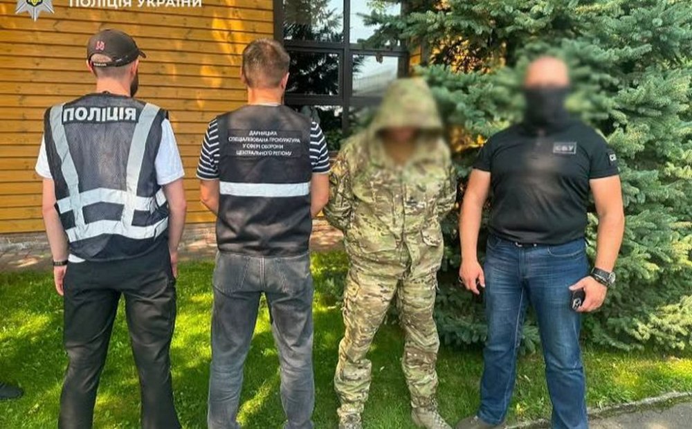 У Києві затримали чоловіка, який продавав трофейну зброю та боєприпаси