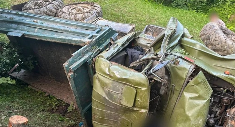 Полетів у 40-метрову прірву через зсув ґрунту: на Закарпатті сталася смертельна ДТП (ФОТО)