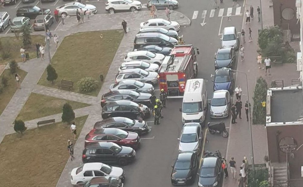 У Києві машини ДСНС не могли пробитись для гасіння пожежі через припарковані автівки (ФОТО)