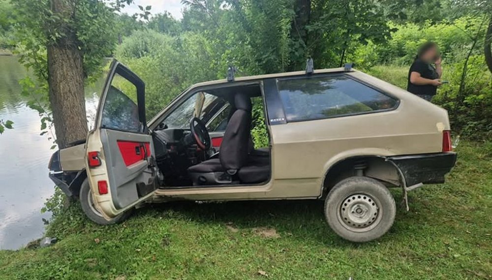 На Волочищині п’яний водій з дівчиною на капоті врізався у дерево: 18-річна «пасажирка» отримала травми