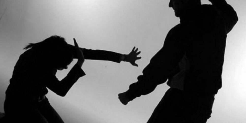 У Києві затримали чоловіка, який на зупинці громадського транспорту побив жінку