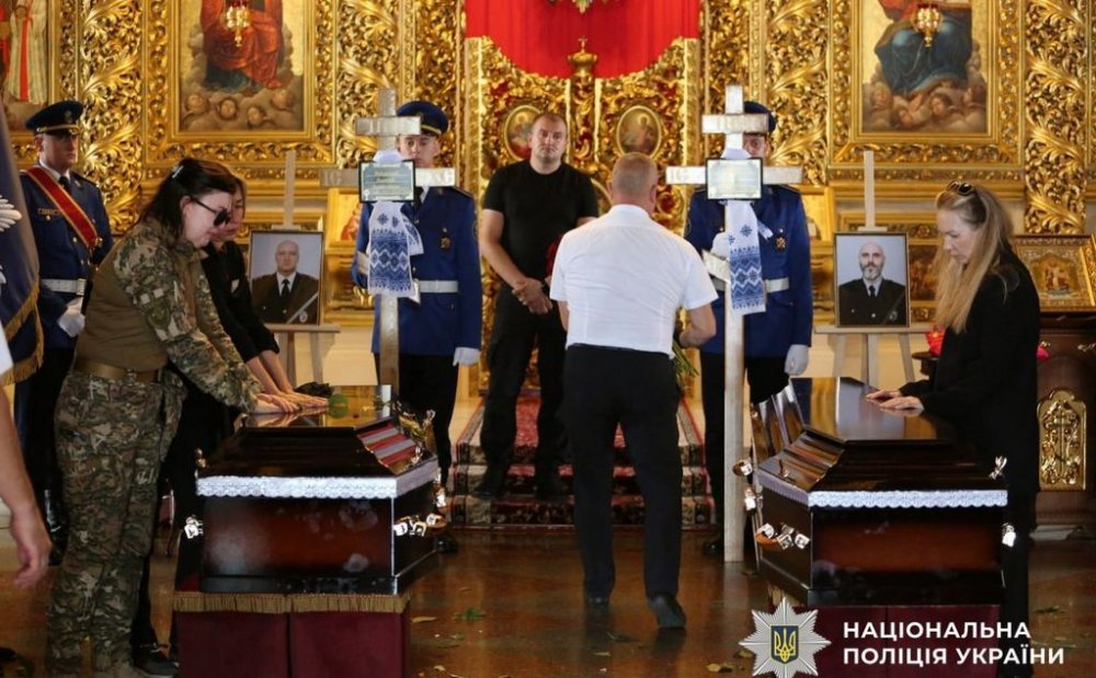 У Києві попрощалися з вибухотехніками поліції, які загинули під час розмінування Харківщини (ВІДЕО)