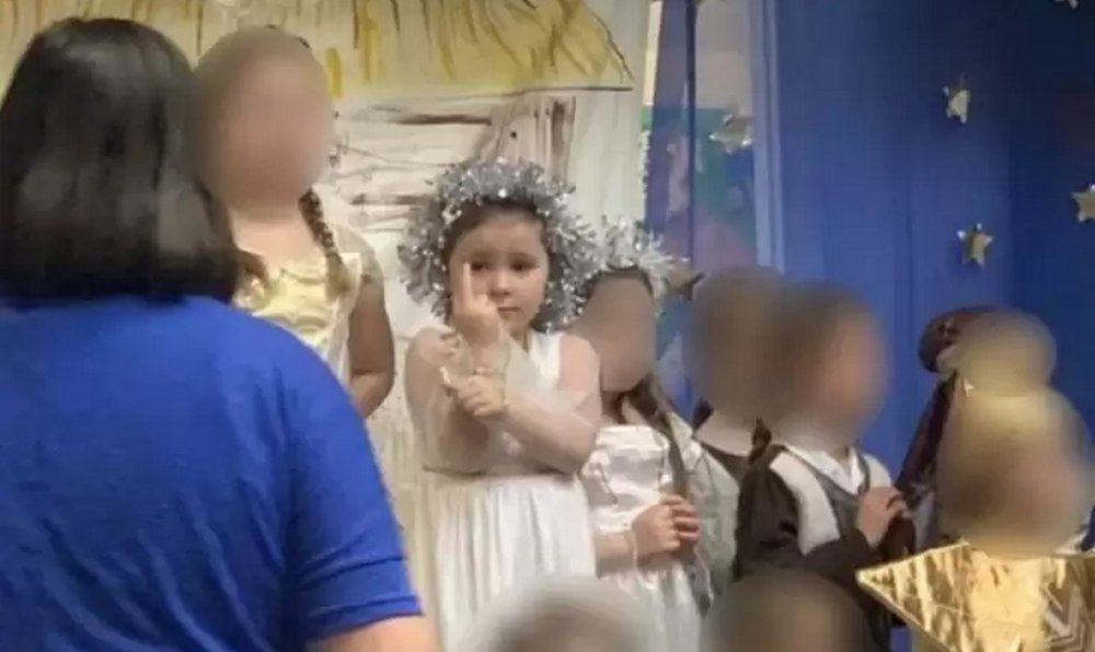 Мережі насмішила дівчинка, яка показала непристойний жест на дитячому святі
