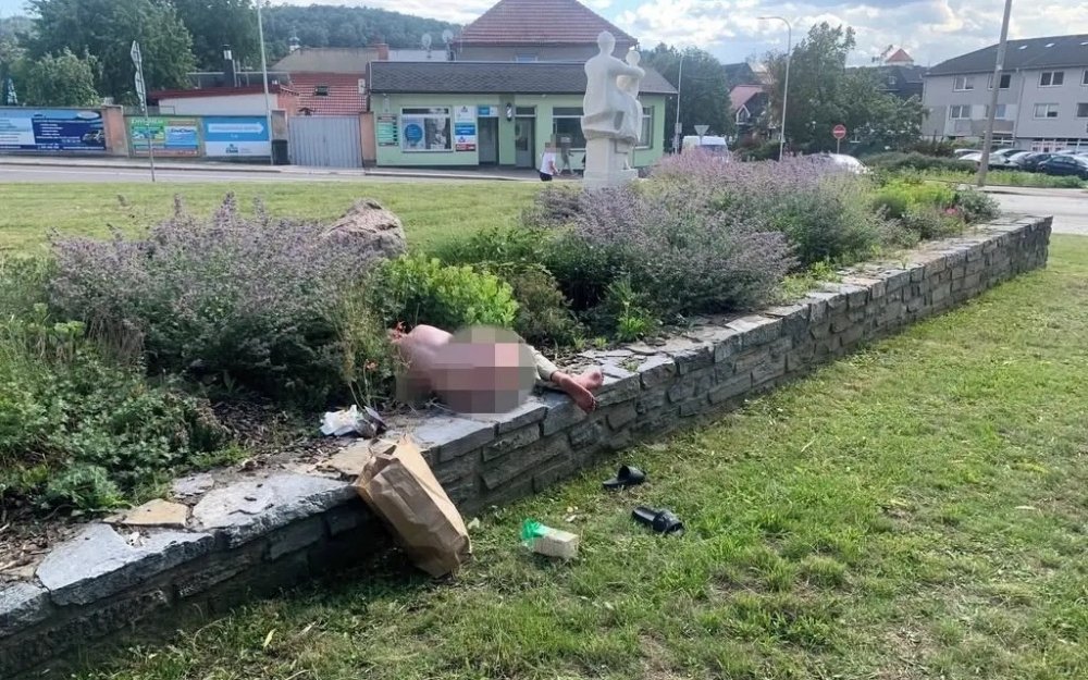 Жінка засмагала голою в центрі чеського Босковіце, коли повз неї проходили паломники
