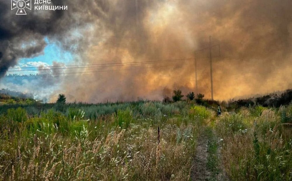 Рятувальники Київщини другу добу гасять масштабну пожежу на території стихійного сміттєзвалища (ВІДЕО)