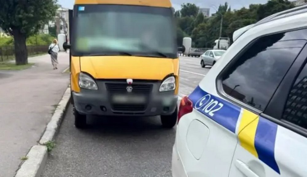 Возив пасажирів «під дощем»: в Києві покарали водія маршрутки з дірявим дахом (ВІДЕО)