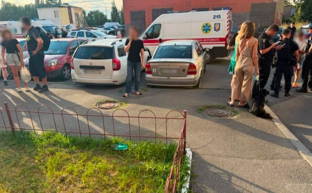У Києві неадекватний студент влаштував різанину: один чоловік у комі (ФОТО)