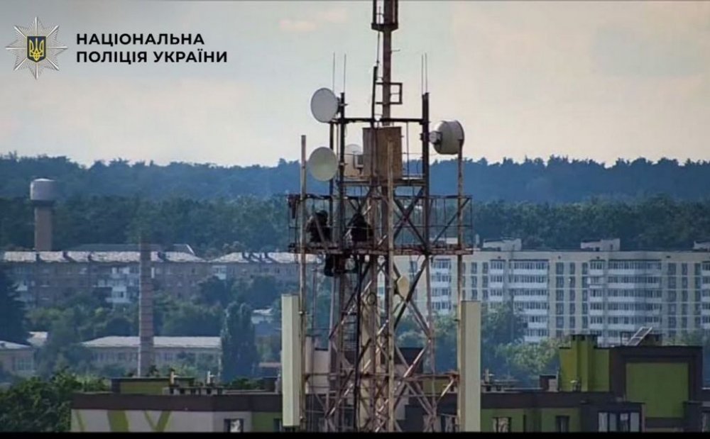 Небезпечні «забавки»: в Ірпені двох школярів заскочили на телекомунікаційній вежі