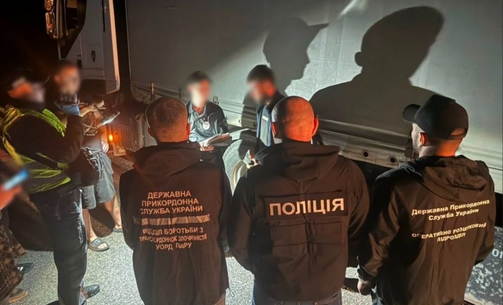 Під причепом з арматурою: на кордоні викрили ухилянта, який ховався у тайнику (ВІДЕО)