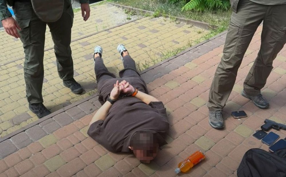 Погрожував убивством і вимагав $1 млн: у Києві затримали чоловіка зі «зв’язками» в СБУ (ВІДЕО)