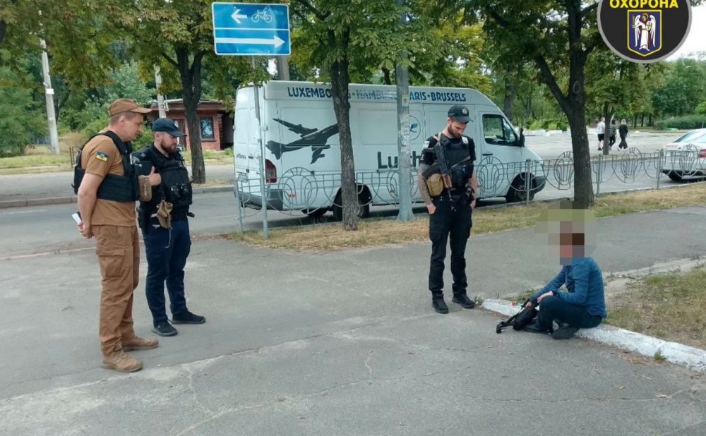 В Києві на території школи затримали агресивну жінку із сокирою (ФОТО)