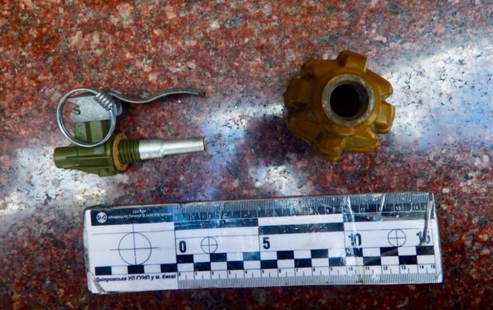 Затримано зловмисника, який залишив гранати біля ресторану у Дніпровському районі столиці