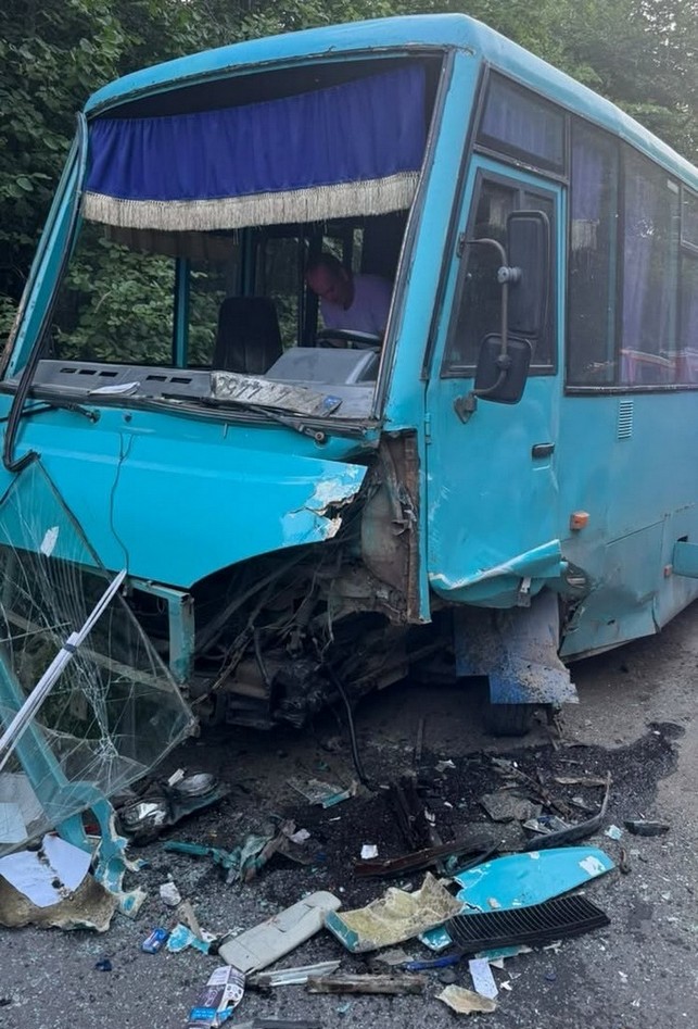 11 осіб травмовані внаслідок зіткнення легковика з автобусом на Львівщині (ФОТО)