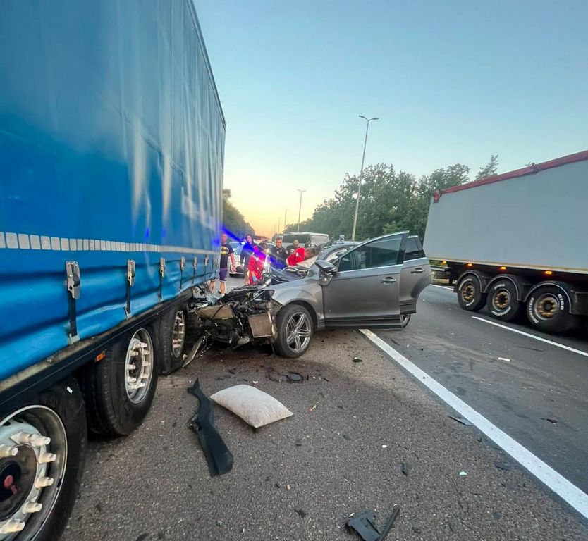 У Києві водій на Audi в’їхав у вантажівку: загинула його дружина й маленький син (ФОТО)