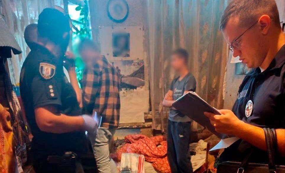 У центрі Києва двоє озброєних неповнолітніх злодіїв нападали на жінок (ВІДЕО)