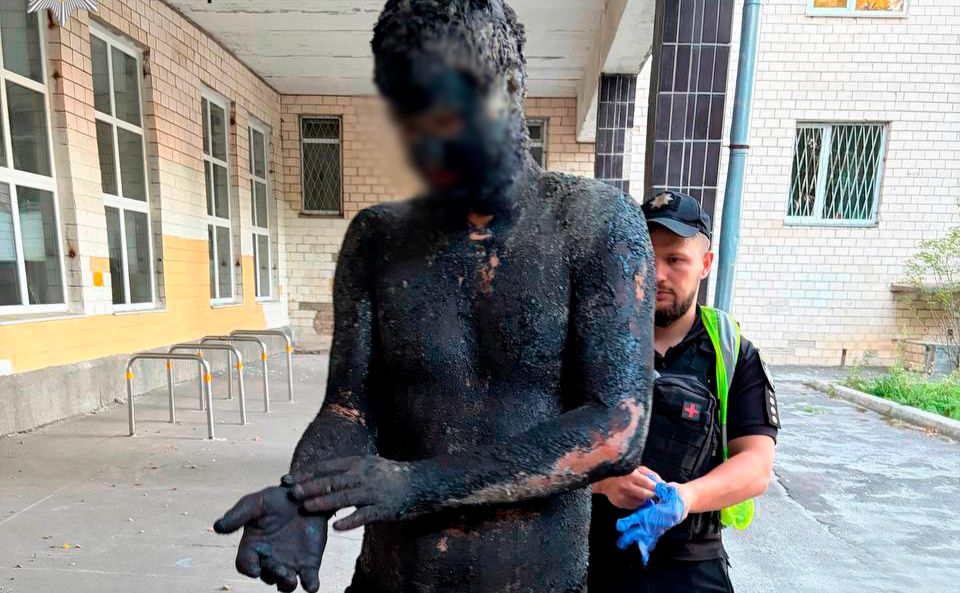 В Києві молодик вирішив обікрасти магазин та для «маскування» занурився у бочку зі смолою (ВІДЕО)